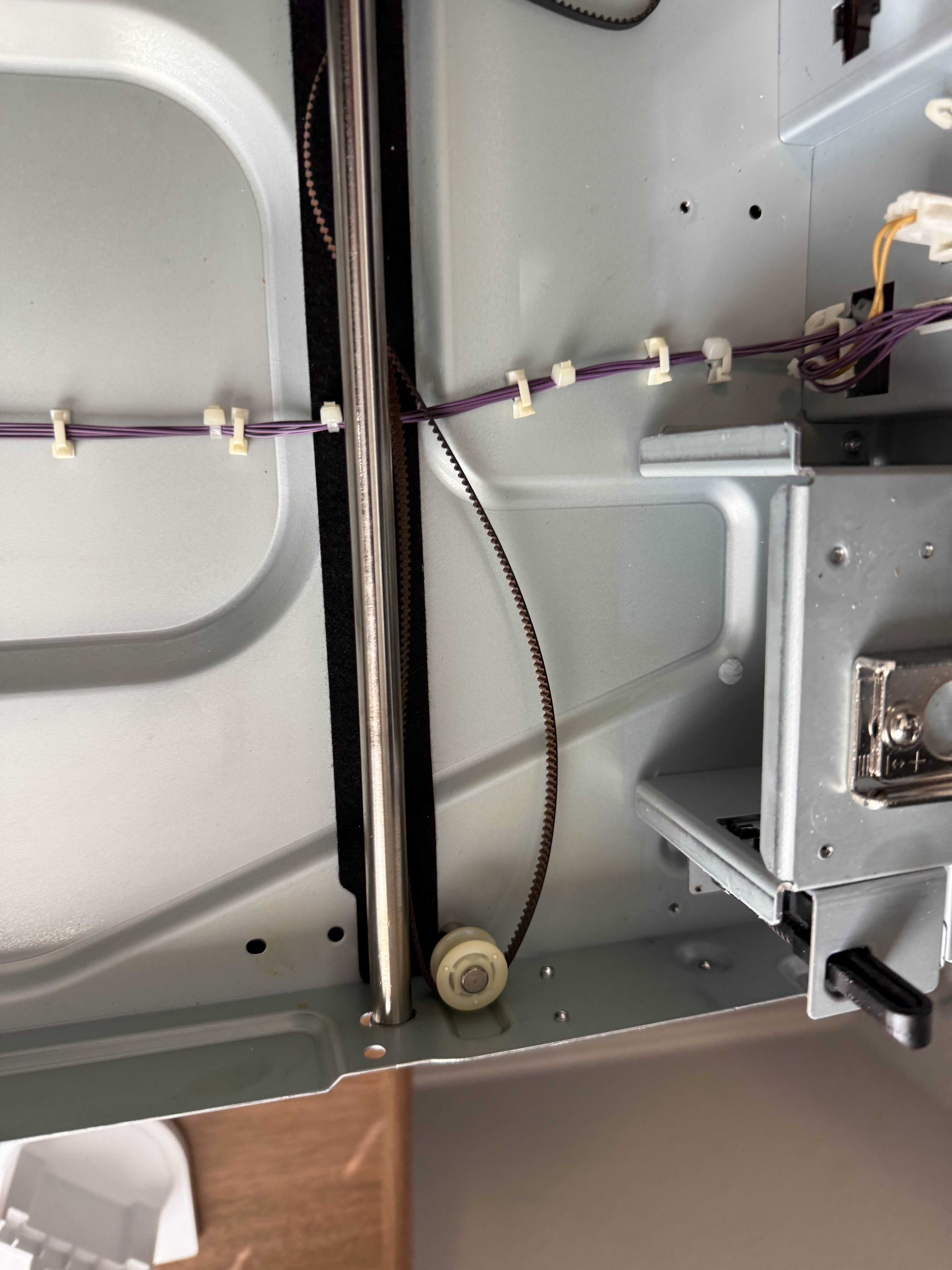 Belt and pulley system inside Konica Minolta bizhub scanner assembly